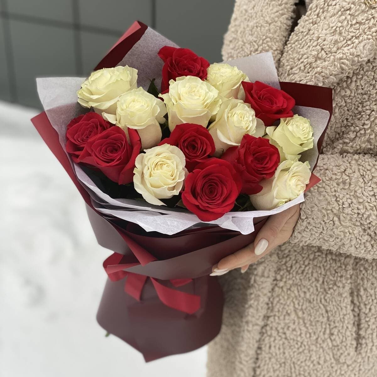 Букет Влюбленный взгляд из 15 красных и белых роз в оформлении - Доставкойцветов в Москве! 41878 товаров! Цены от 487 руб. Цветы Тут