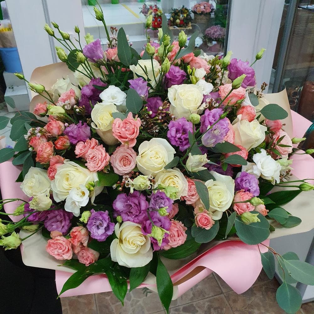 Шикарный букет с розами,лизиантусом и ароматной фрезией - Доставкой цветов  в Москве! 73382 товаров! Цены от 487 руб. Цветы Тут