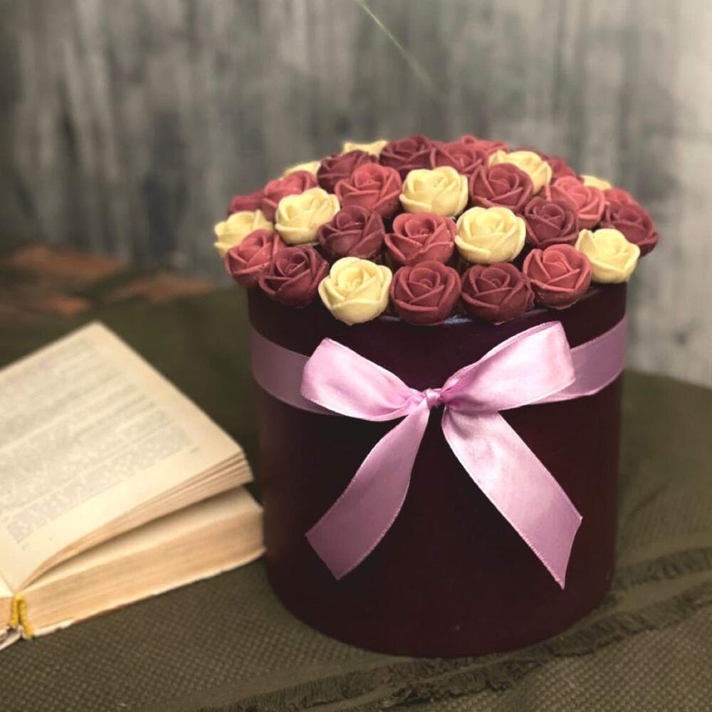 45 шоколадных роз в шляпной коробке шоколадные розы - Доставкой цветов в  Москве! 59326 товаров! Цены от 487 руб. Цветы Тут