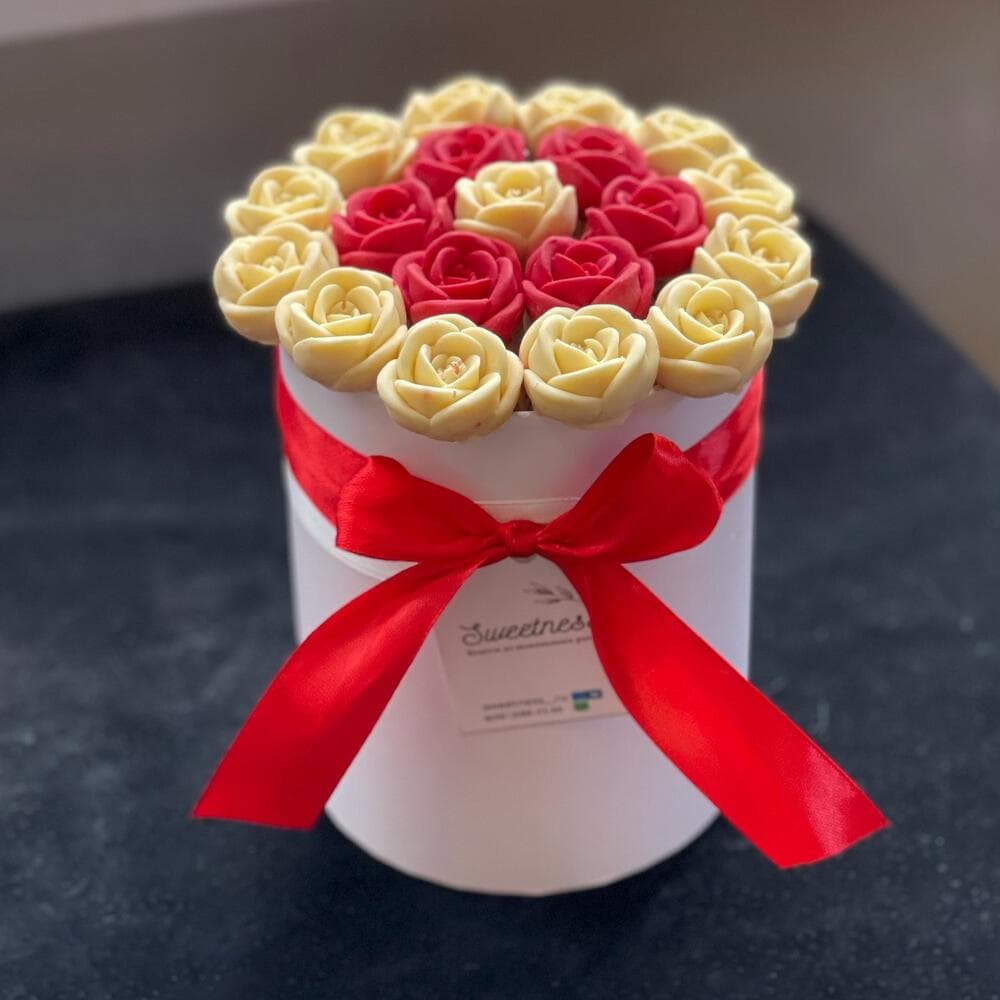 19 шоколадных роз в шляпной коробке шоколадные цветы - Доставкой цветов в  Москве! 56952 товаров! Цены от 487 руб. Цветы Тут