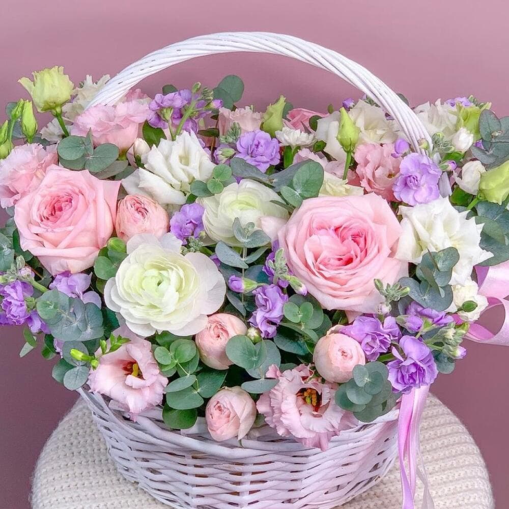 Экономьте время на поиск подарка – купите цветы в корзине на сайте за пару кликов