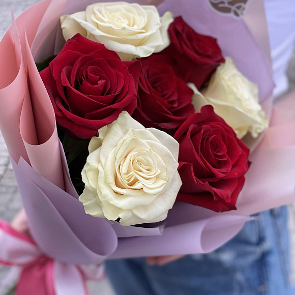 Букет 7 красных и белых роз Признание - Доставкой цветов в Москве! 75103  товаров! Цены от 487 руб. Цветы Тут