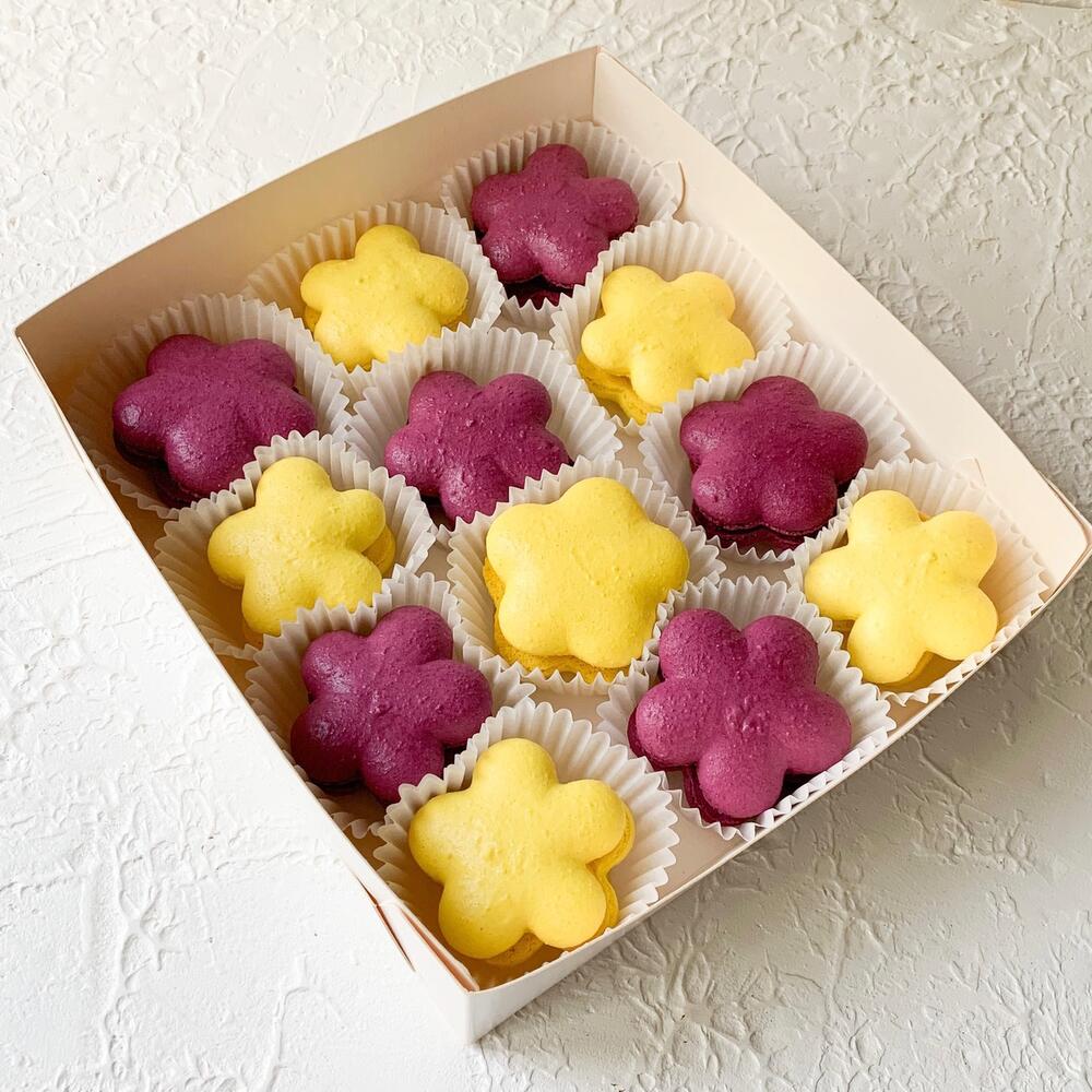 подарок макароны. подарочные коробки с макаронами. макаронс в коробочке. красивая упаковка сладостей. пирожное макарон.