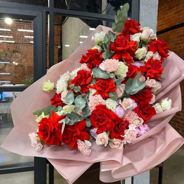 букет с большими красными розами