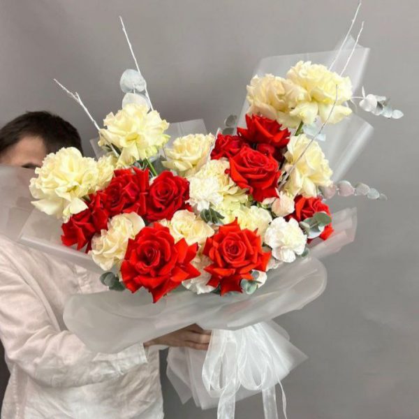 букет из красных и белых французских роз