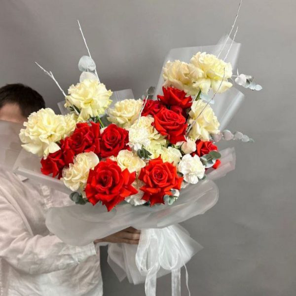 букет из красных и белых французских роз