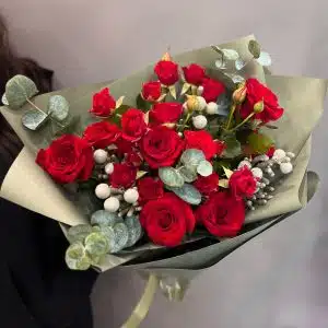 букет из красных роз и брунии