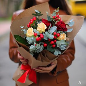 букет из роз, эвкалипта и гиперикума