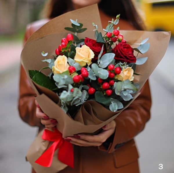 букет из роз, эвкалипта и гиперикума