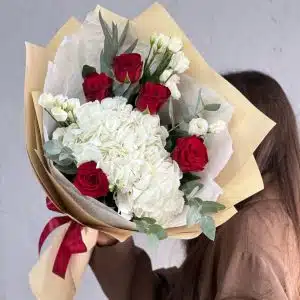 Букет из белых гортензий, эустом и красных роз