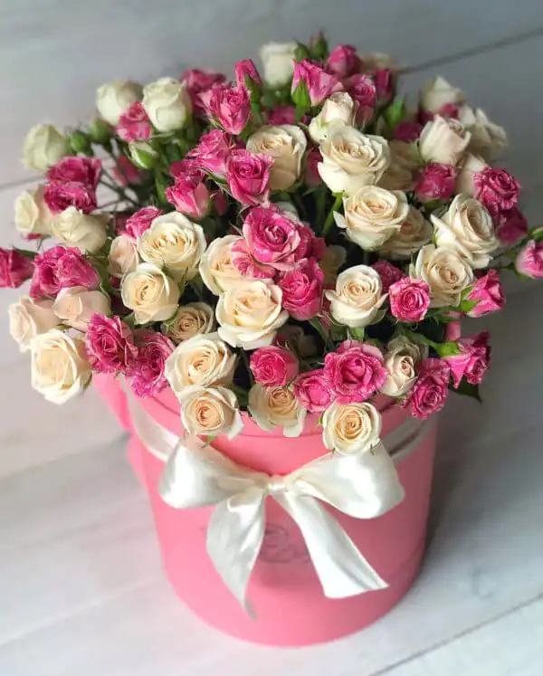 кустовые розы в коробке