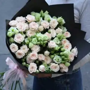 эустома с кустовыми розами