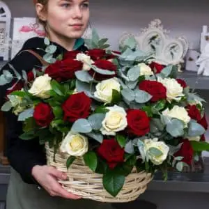 корзина с белыми и красными розами