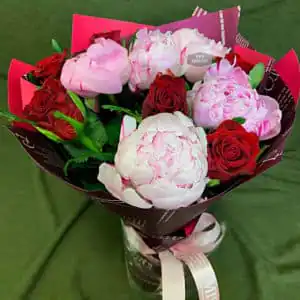 Букет пионов и роз