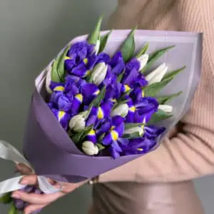 Букет из ирисов и тюльпанов