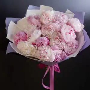 Букет из белых и розовых пионов