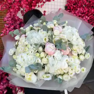 букет из пионов, эустом и гортензий
