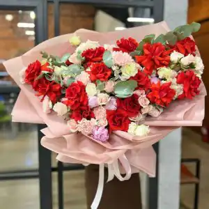 букет с большими красными розами