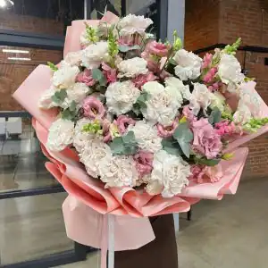 букет из белых роз и розовых эустом