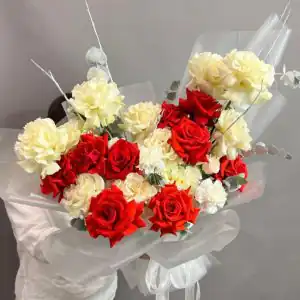 букет из красных и белых французских роз