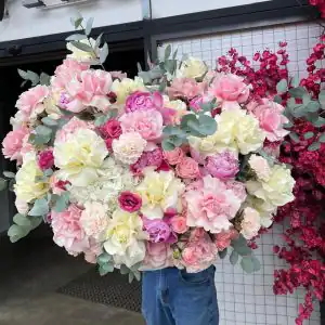 пышный букет в корзине