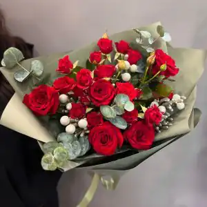 букет из красных роз и брунии