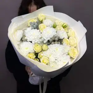 белые хризантемы с желтыми кустовыми розами