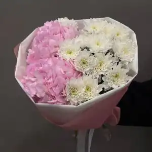 белые хризантемы с гортензией