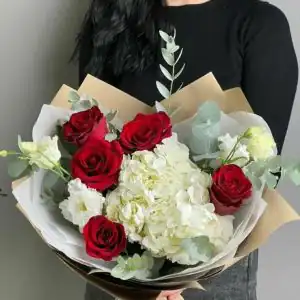 букет из красных роз и гортензии