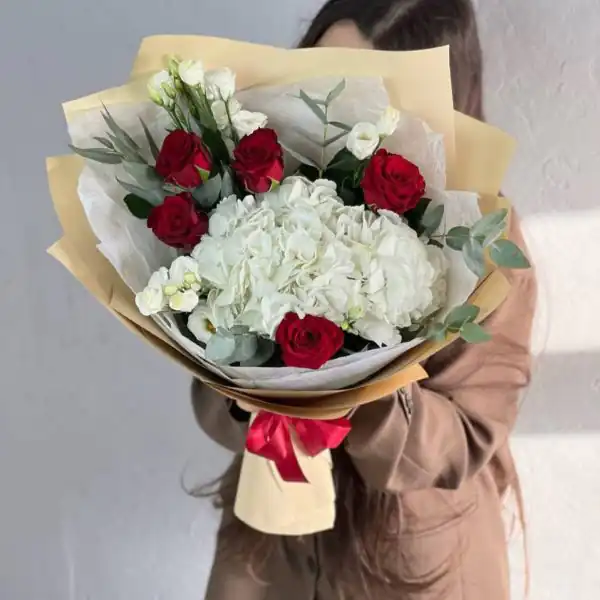 Букет из белых гортензий, эустом и красных роз