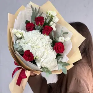 Букет из белых гортензий, эустом и красных роз