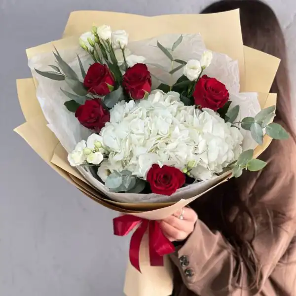 Букет из белых гортензий, эустом и красных роз