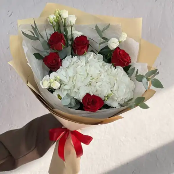 Букет из белых гортензий, эустом и красных роз