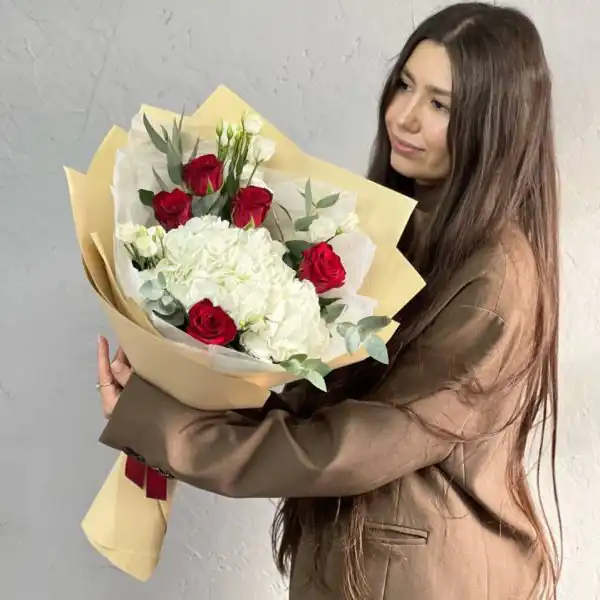 Букет из белых гортензий, эустом и красных роз