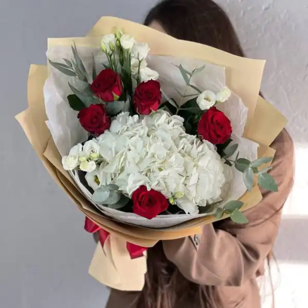 Букет из белых гортензий, эустом и красных роз